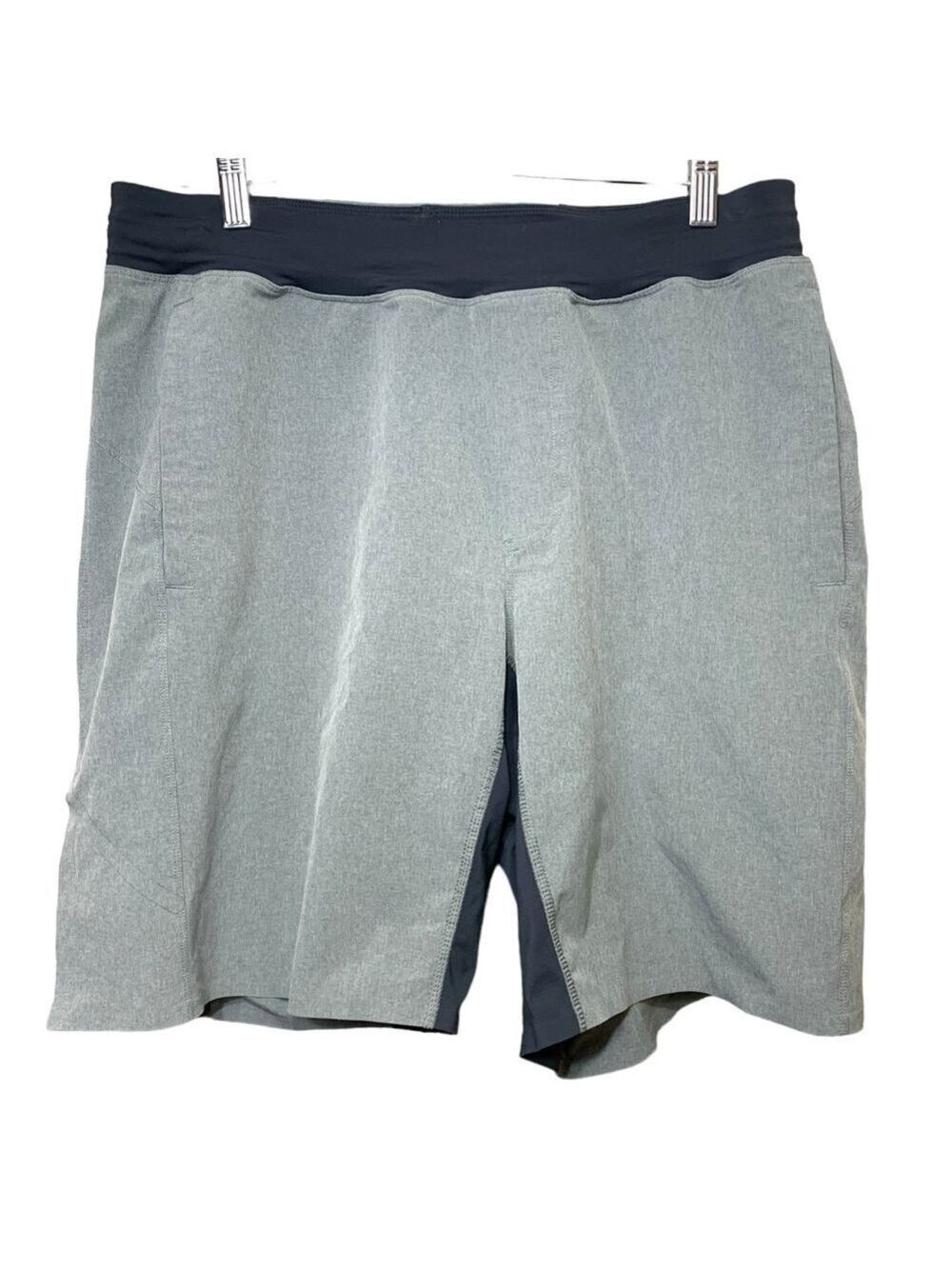 Lululemon Men's Short Gray Black Sz L Stretch Pull on Drawstring Stretch Bermuda